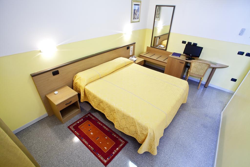 Master Hotel Castelvetro Piacentino Exteriör bild
